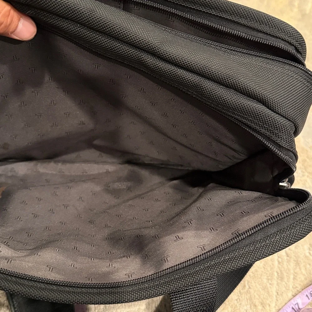 Tumi Laptop Briefcase Messenger Bag Black in EUC plenty of pockets and storage